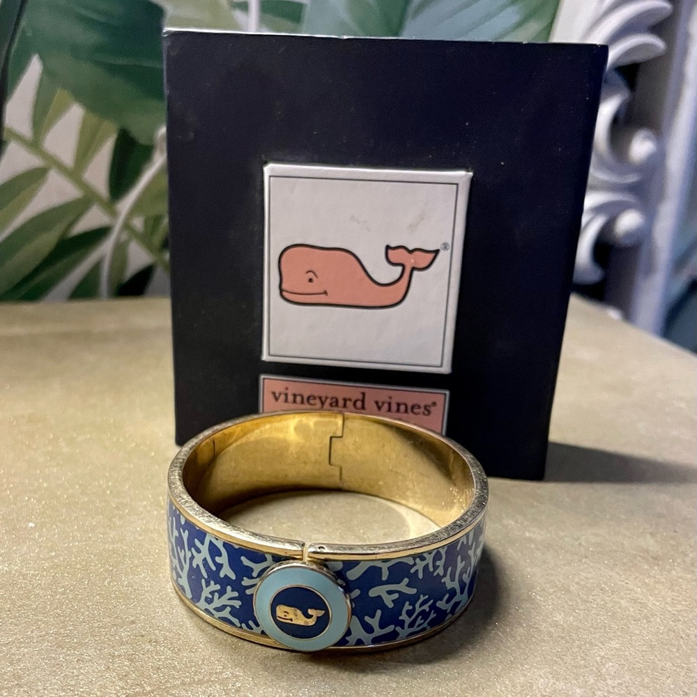 Vineyard vines enamel clasp bracelet with box
